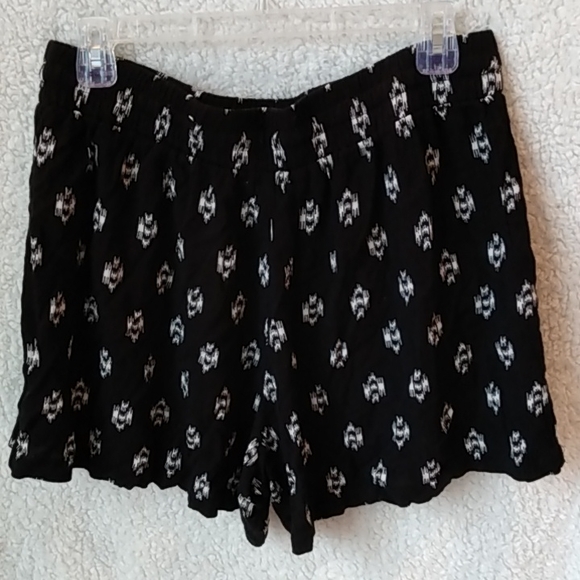 Wonder L black and white sassy shorts - Picture 3 of 3